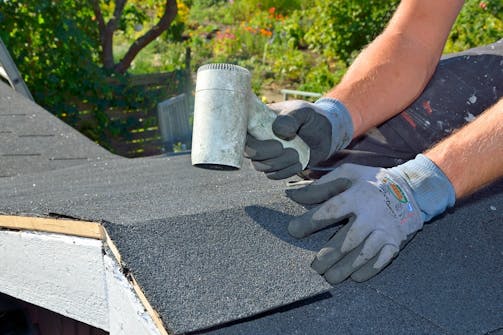 Slik legger du takshingel: Takryggen Slik legger du takshingel: Takryggen